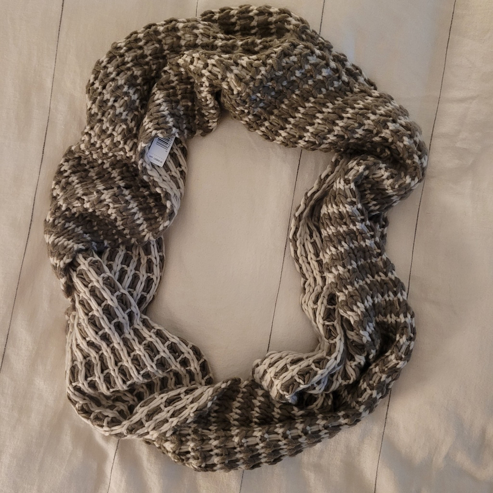 Tahari Infinity Knit Scarf Two Tone Color Popcorn Retails @ $68 Elegant